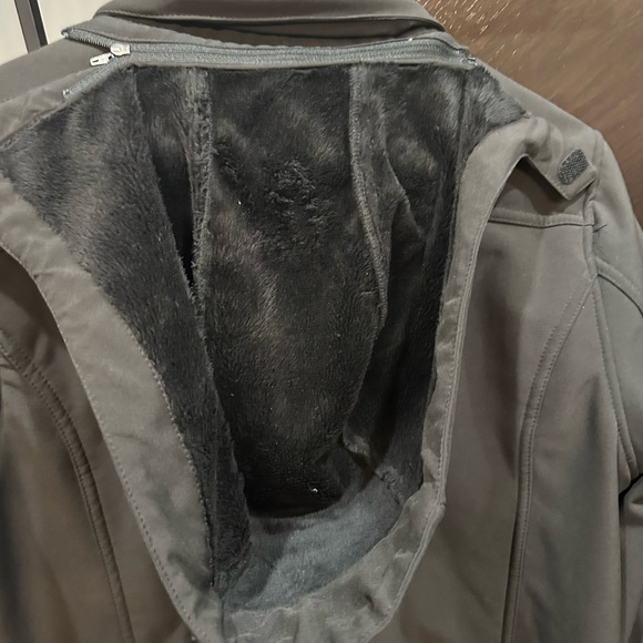Great fall/winter coat: has a fleece like lining/detachable hood/zip up pockets - Picture 5 of 7
